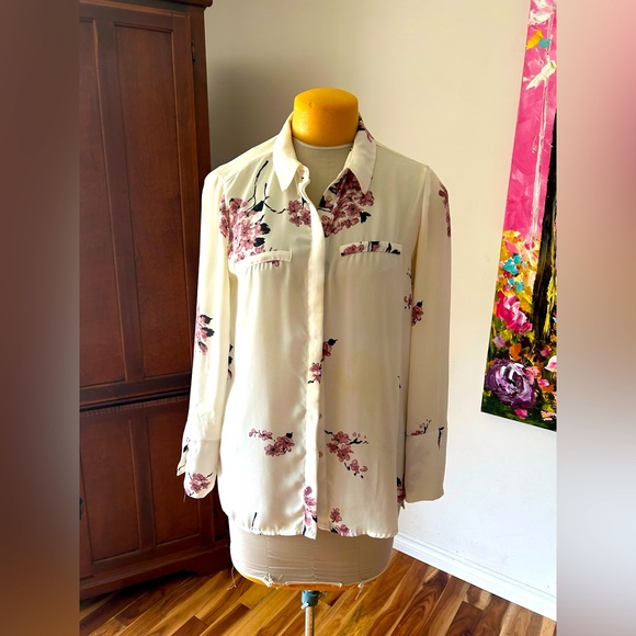 Ladies Dress/Casual blouse. Cream/white, purple flowers. Keyhole back. EUC Sz M - Picture 1 of 6